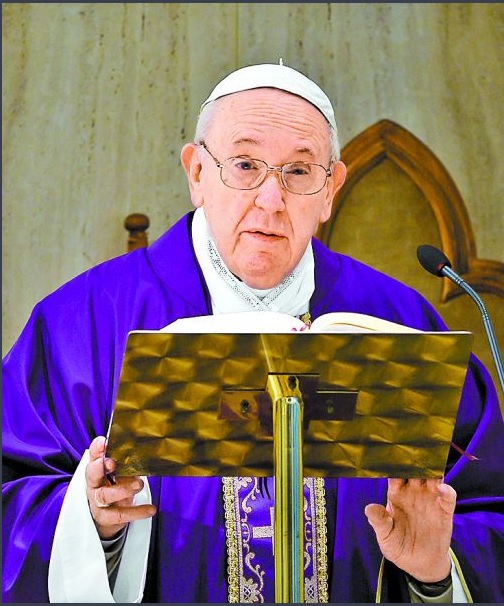 El papa Francisco en misa online. (AFP)