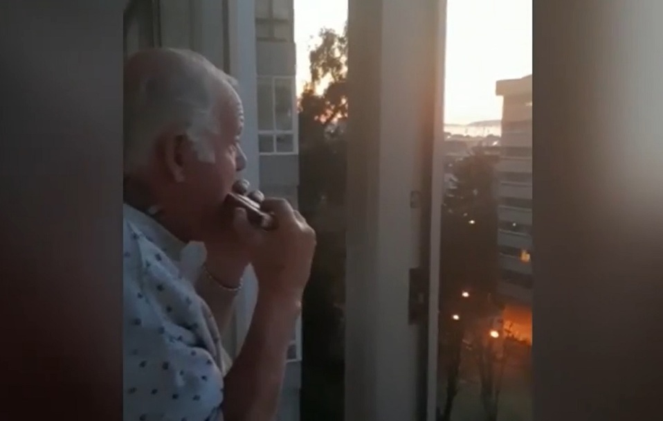 Hermann Schreiber ha olvidado todo menos tocar su armónica.(Especial)