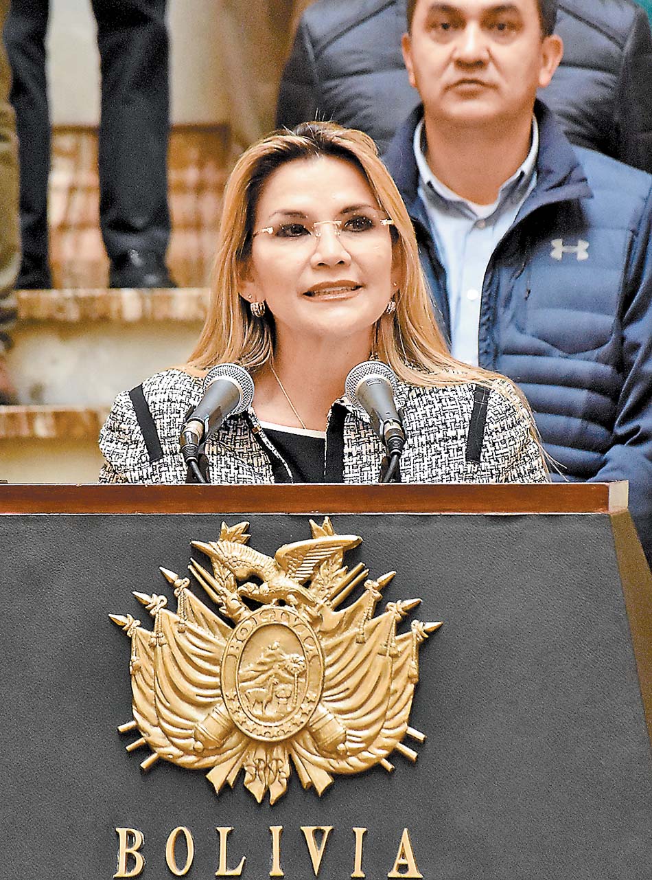 La mandataria interina, Jeanine Áñez, en un mensaje a su país. (EFE)