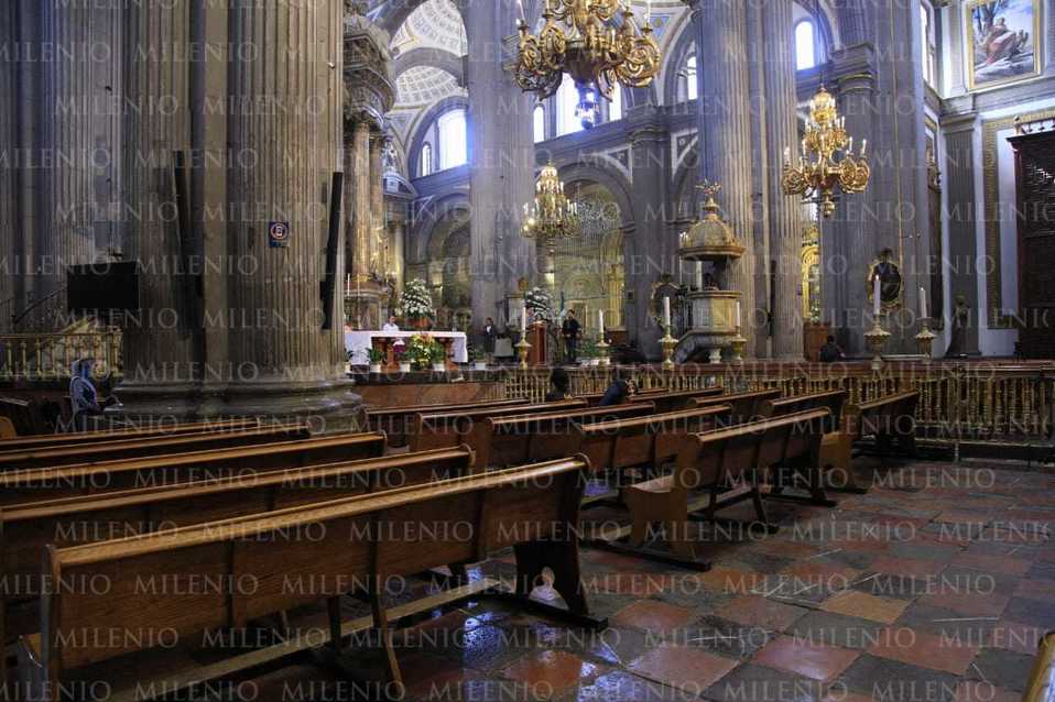 Sin presencia de fieles y sólo ante las cámaras de redes sociales, se llevó a cabo la misa en Catedral. (Andrés Lobato)
