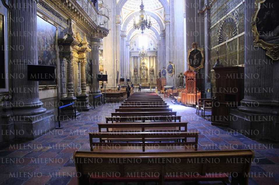 Sin presencia de fieles y sólo ante las cámaras de redes sociales, se llevó a cabo la misa en Catedral. (Andrés Lobato)
