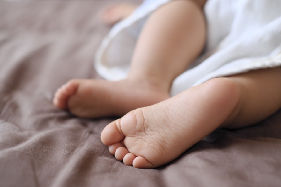 Los casos de bebés con coronavirus siguen reportándose. (Shutterstock)