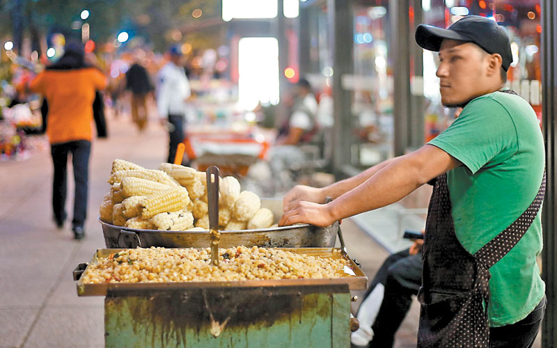 Comerciante ofrece elotes y esquites en Reforma. (Araceli López)