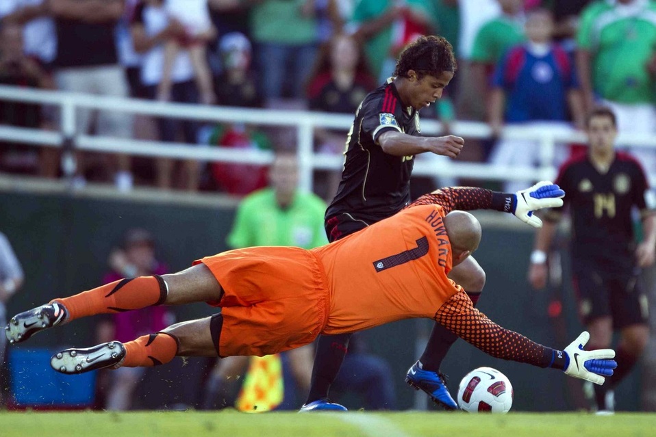 Giovani dos Santos durante un juego entre México y Estados Unidos en la Copa Oro 2011 (Mexsport)