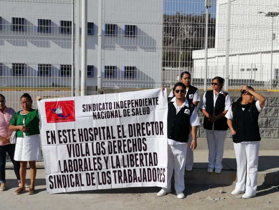 Se manifiestan trabajadores del hospital de la mujer por falta de insumos. (Apolonia Amayo)
