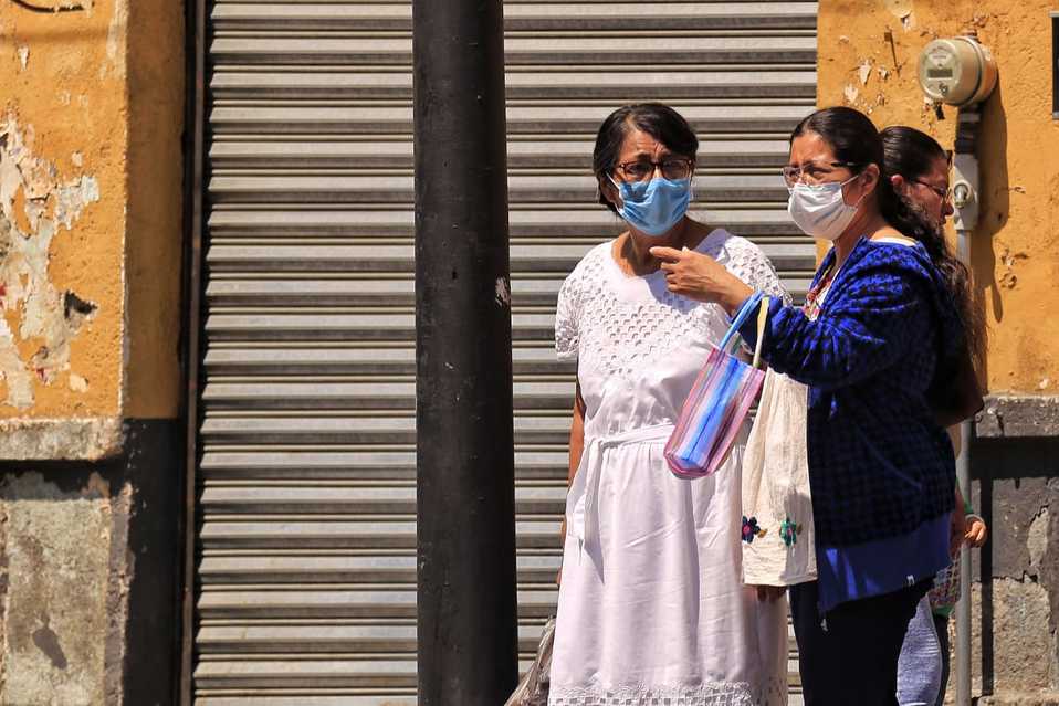 Negocios tradicionales de Puebla han bajados sus cortinas y las principales calles comerciales, lucen con menor cantidad de gente. (Andrés Lobato)