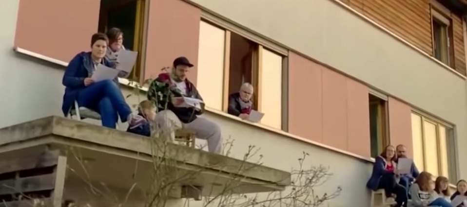 Las personas asomaron sus cabezas para entonar la canción "Bella Ciao". (Especial)