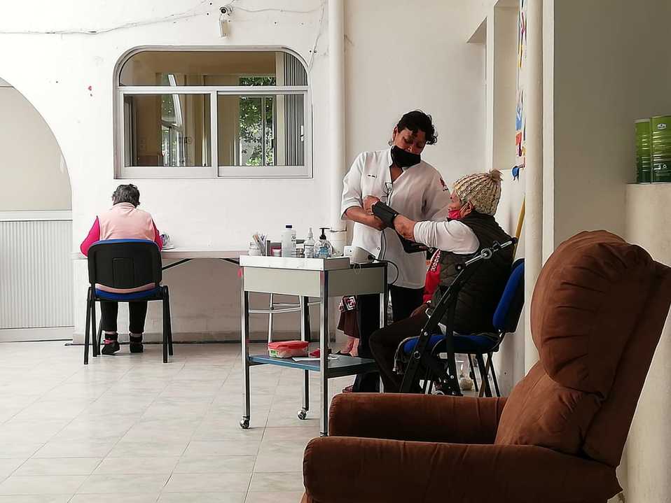 Personas de la tercera edad en la casa de día de Pachuca. (Elizabeth Hernández)