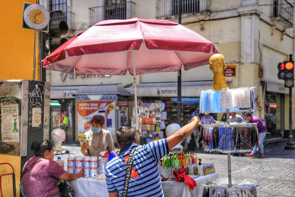 Pese a contingencia por Coronavirus, ambulantes de la capital trabajan sin regulación, ni medidas sanitarias. (Andrés Lobato)