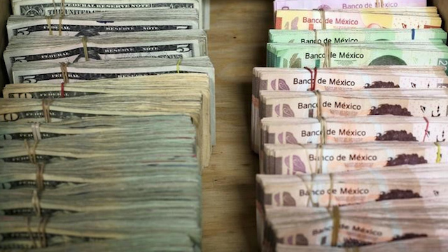 Peso cae y dólar supera los $25 por primera vez en la historia