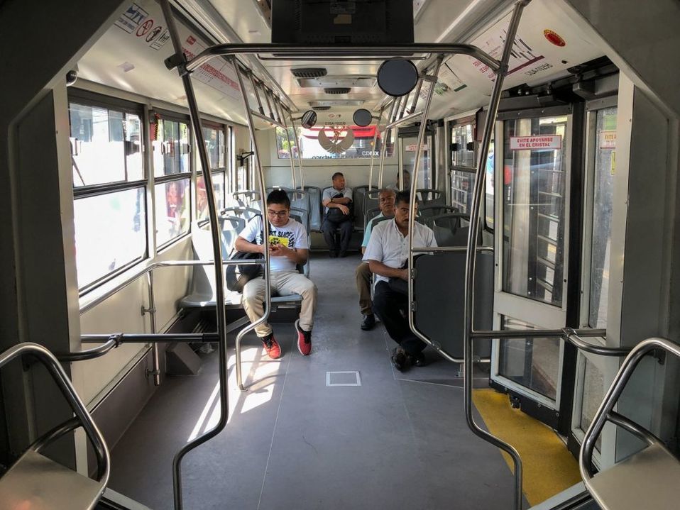 Una unidad del Metrobús con baja demanda de pasajeros por la pandemia del Covid-19. (Cuartoscuro)