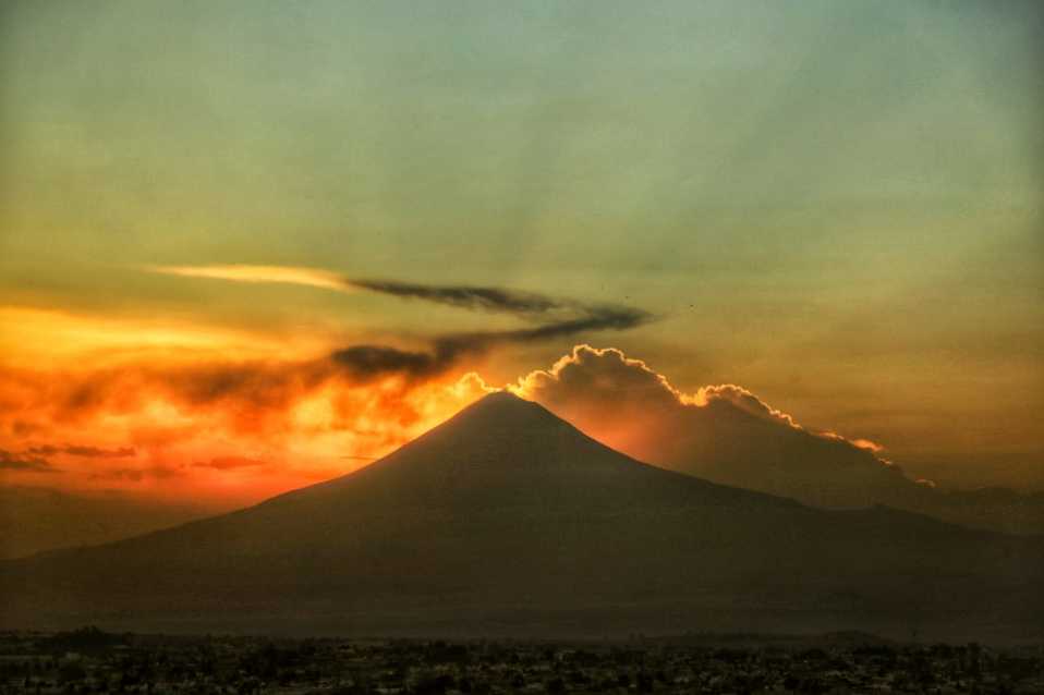 En las últimas 24 horas el volcán Popocatépetl registró más de 70 exhalaciones y lanzó fragmentos incandescentes. (Andrés Lobato)