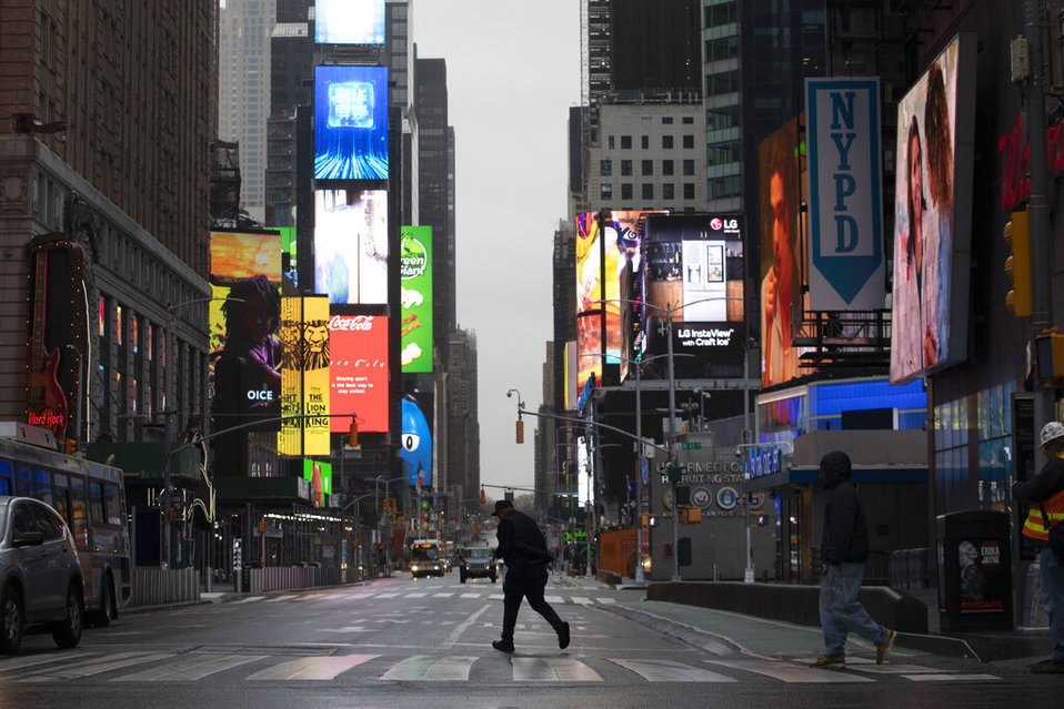 Nueva York registró poca afluencia en sus calles debido a las medidas de contención por Covid-19. (AP)