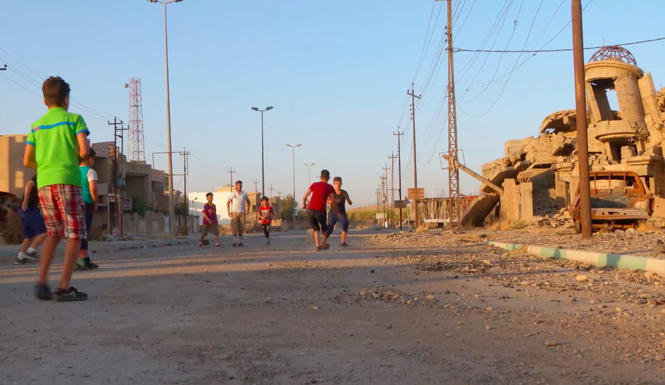 'Children Game #19: Haram Football',  pieza audiovisual realizada en Mosul, Irak, en 2017. (Crédito: Cortesía MUAC)