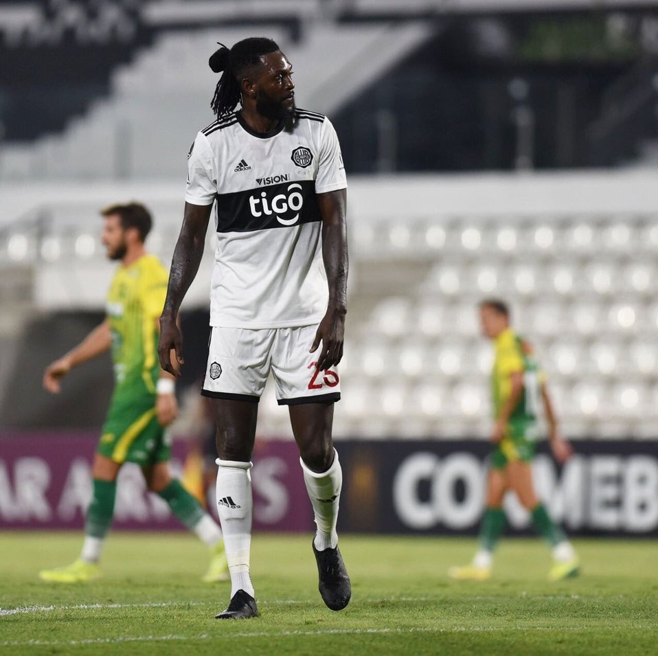 Emmanuel Adebayor, jugador del Olimpia de Paraguay (Twitter @E_Adebayor)