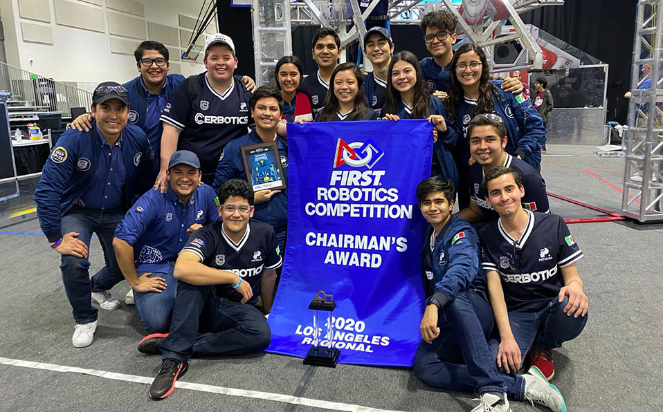En su participación del regional FIRST 2020 en Los Ángeles, California, alumnos del Colegio Cervantes ganaron el Chairman's Award. (Cortesía)
