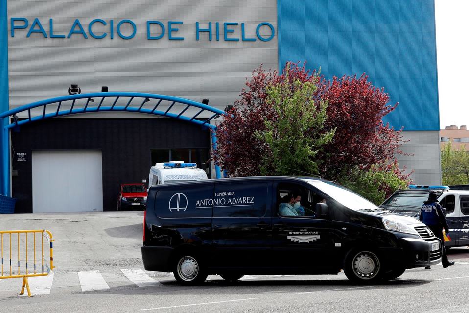 Un coche fúnebre sale del Palacio de Hielo en Madrid. (EFE)