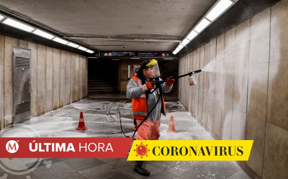 Coronavirus hoy 26 de marzo; en la imagen, un hombre realiza labores de desinfección en el Metro de Budapest (AP).