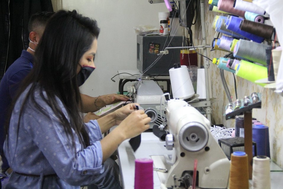 El cubrebocas tiene dos capas para que tenga una mayor durabilidad y solamente cuesta 15 pesos. (Gilberto Lastra)