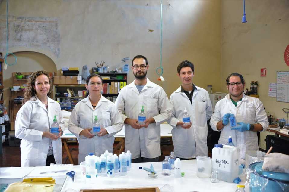 El equipo del INAH que produce productos desinfectantes (Especial)