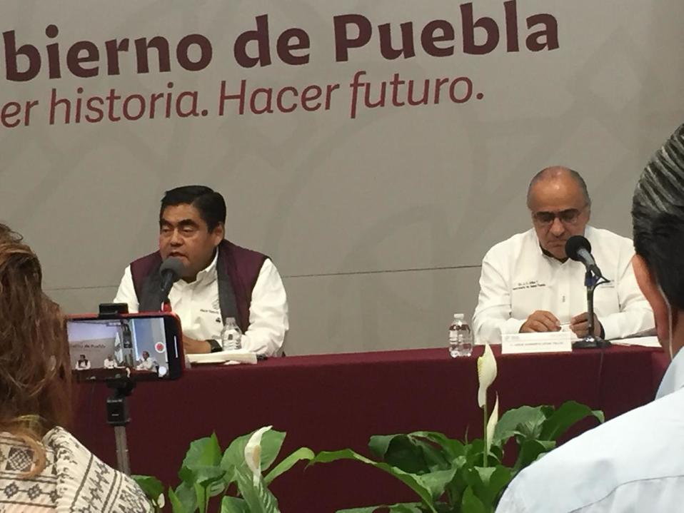 El gobernador Miguel Barbosa Huerta, expuso que la mayoría de las personas contagiadas son "gente acomodada". (Elvia García)