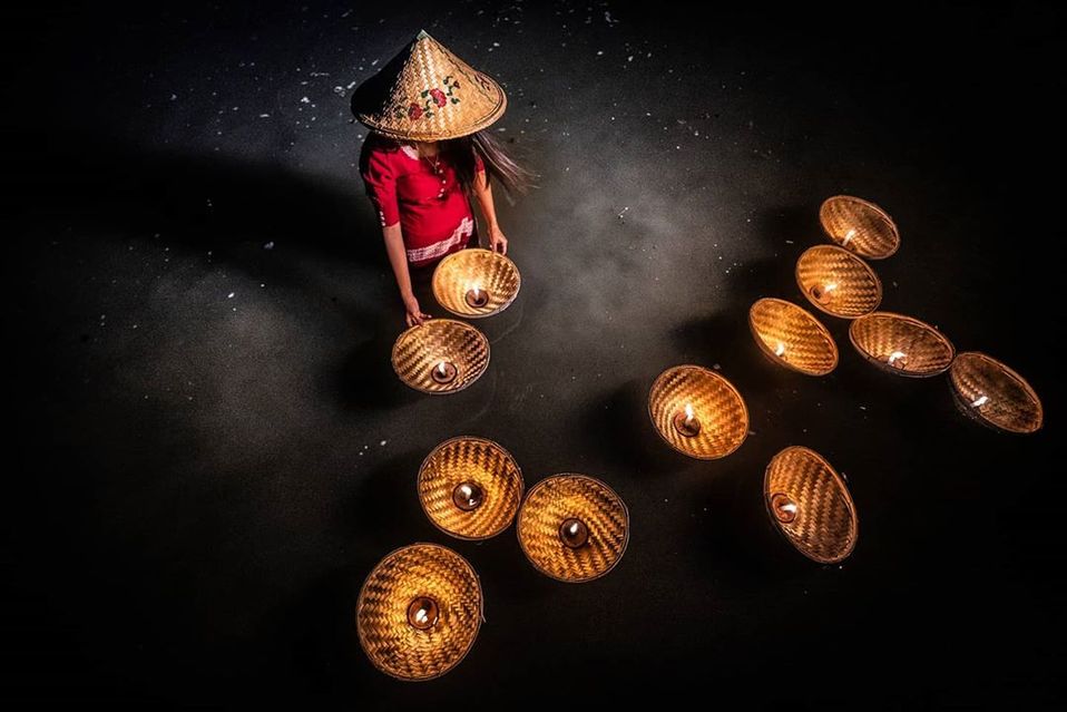 Myanmar. Una mujer enciende velas como ofrenda a sus familiares en un río en Bagan. (Esteban Toro Martínez)