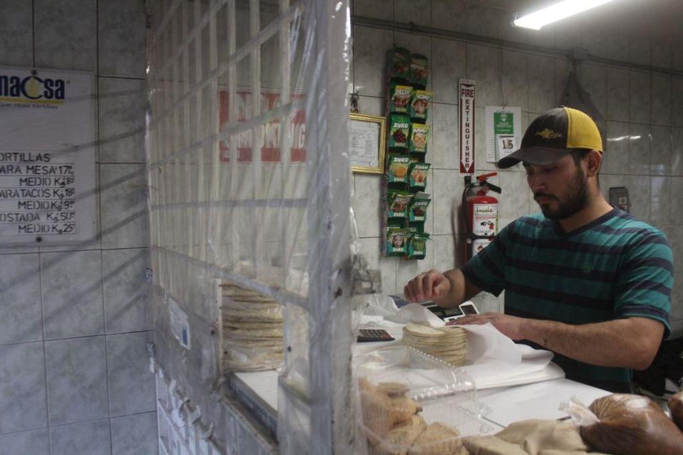 Según Profeco, el precio promedio nacional es de $11.5 pesos en autoservicios y $15.3 pesos en tortillerías. (Cuartoscuro)