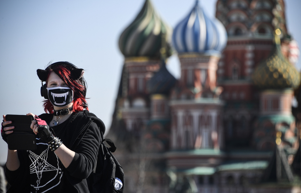 Rusia. Una mujer usa un cubrebocas de tela adornado con unos colmillos por el coronavirus.(AFP)