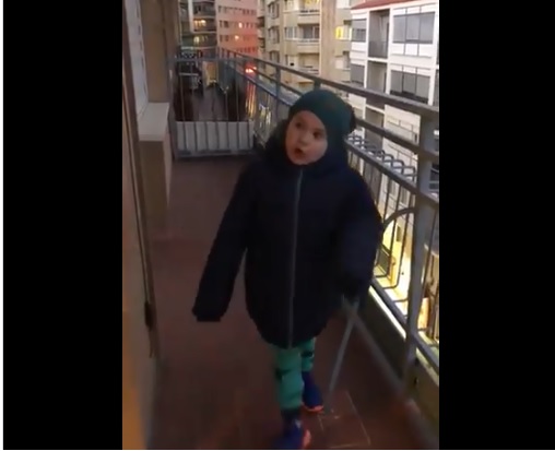 Vecinos cantan 'mañanitas' a hijo de Chatón Enríquez (Especial)