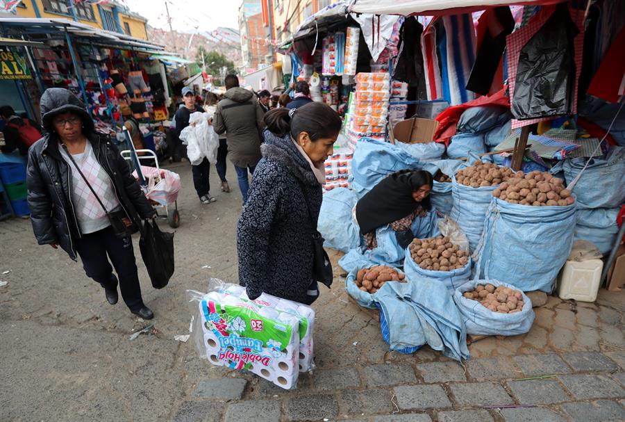 Bolivianos compran insumos en su tercer día de cuarentena impuesta, la cual durará hasta el 31 de marzo. (EFE)