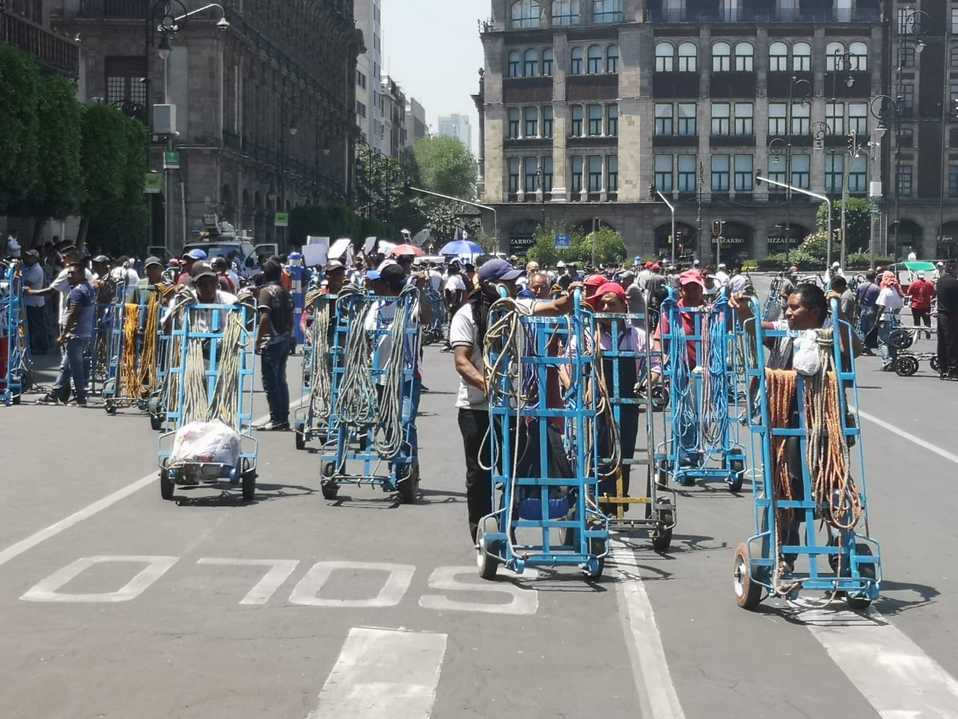 Diableros y operadores de juegos mecánicos bloquean diferentes arterias en la zona Centro Histórico (César Velázquez)