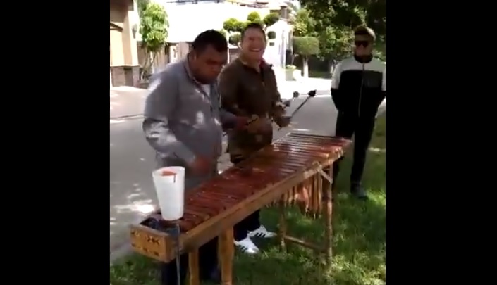 Julio César Chávez tocando la marimba (Especial)