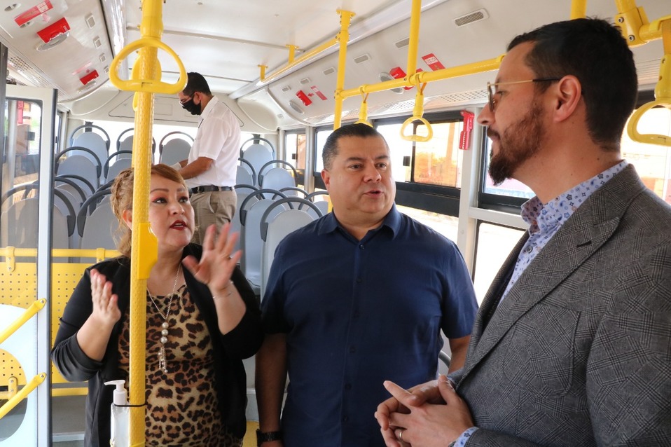 Los legisladores fueron acompañador por Juan Carlos Holguín, director de Movilidad del Instituto de Movilidad del Estado. (Leonel Rocha)