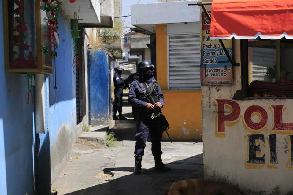Policía estatal monta mega operativo en el mercado Morelos. (Andrés Lobato)