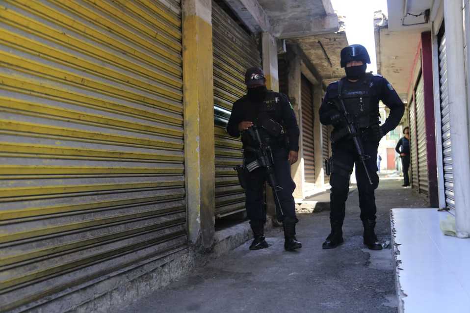 Policía estatal monta mega operativo en el mercado Morelos. (Andrés Lobato)