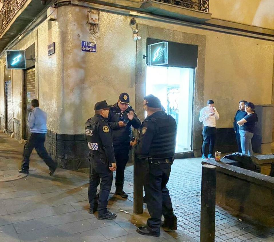Policías resguardan la tienda deportiva en calle Regina e Isabel La Católica / Jorge Becerril