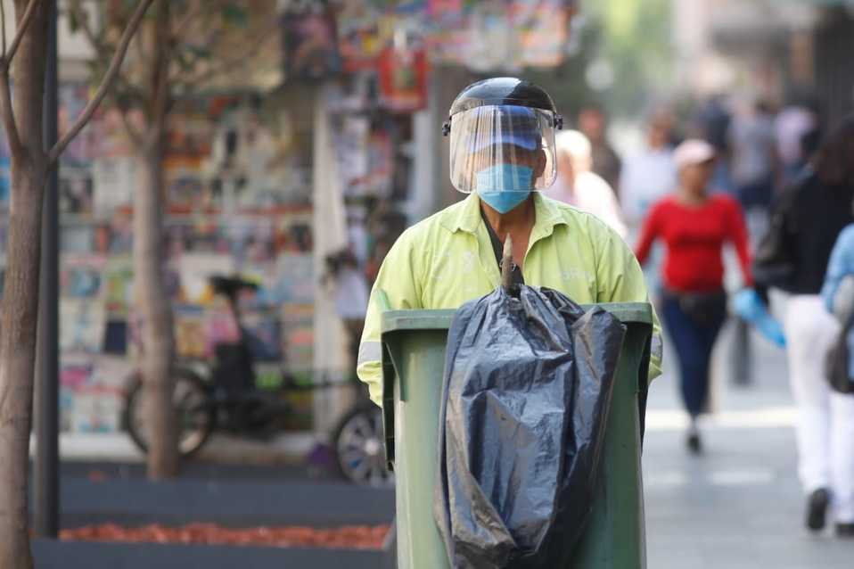 Las labores de limpieza no se detienen en la Ciudad de México, que luce casi vacía ante el Covid-19. (Araceli López)