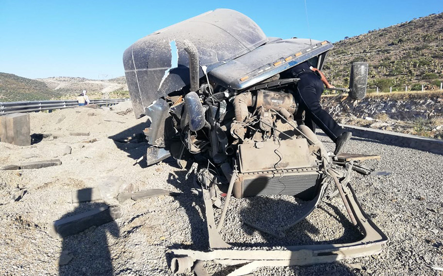 Durango: Tráiler se queda sin frenos y choca en carretera a Mazatlán ...