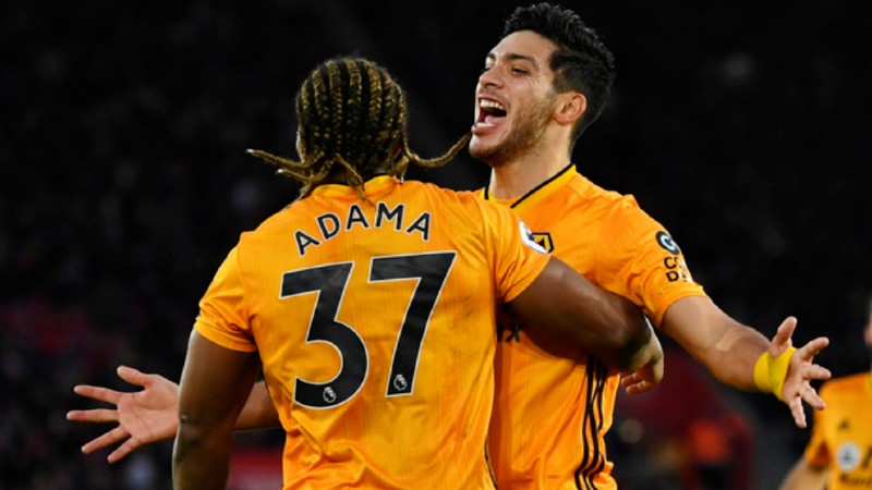 Adama Traoré y Raúl Jiménez (Reuters)
