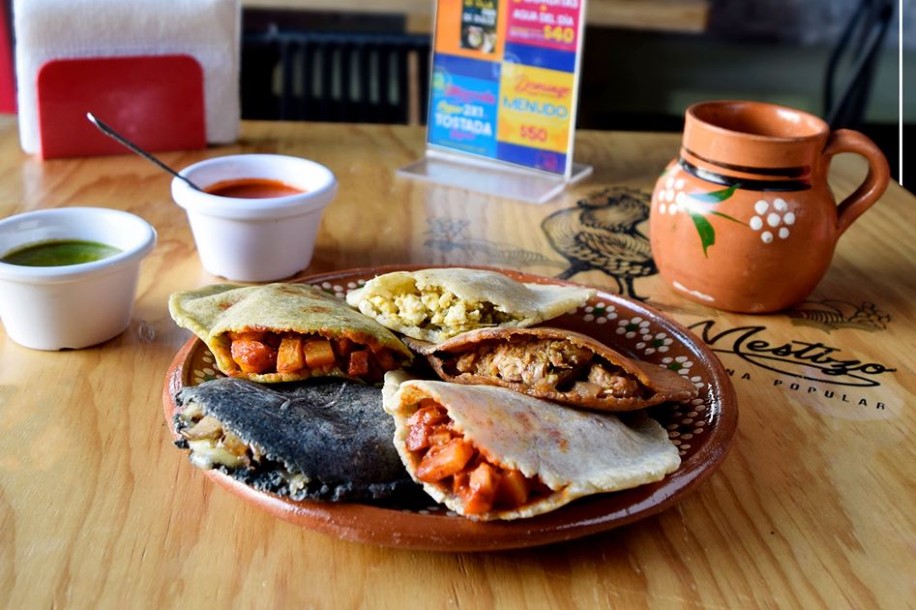 Cada gordita tiene un costo de 13 pesos, además, también ofrecen desayunos, comidas y empanadas. (Cortesía)