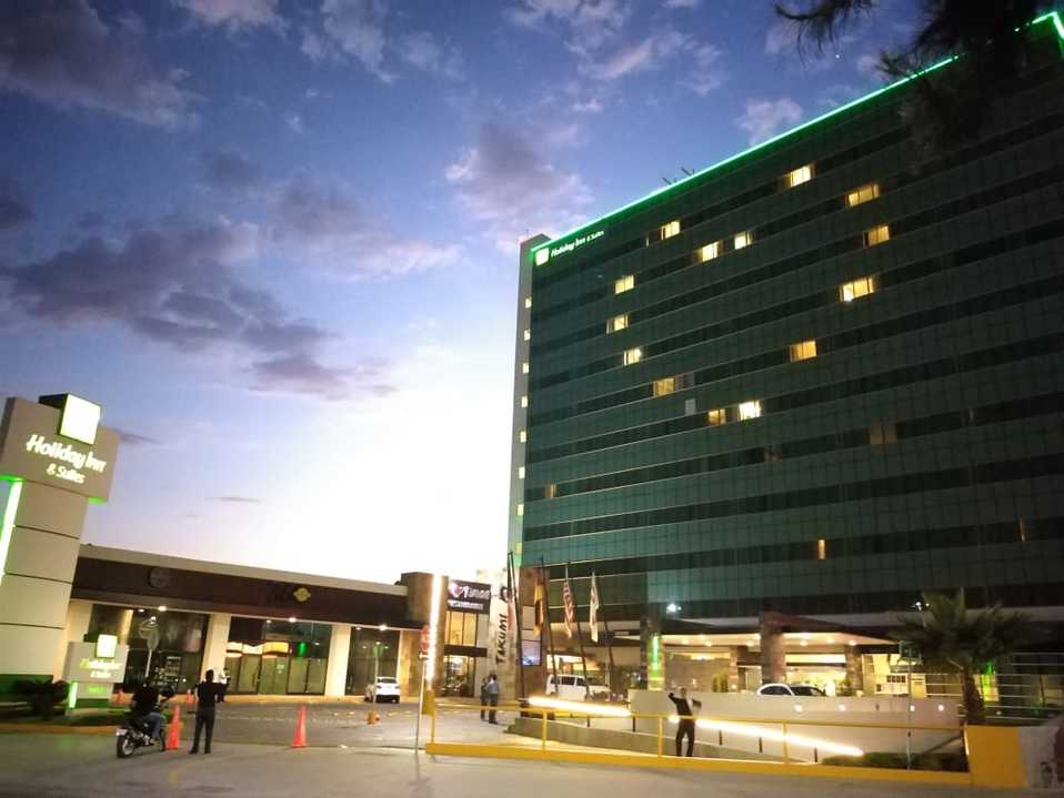 Hoteles en León se solidarizan ante contingencia, formando corazones con luces en ventanas. Eduardo.