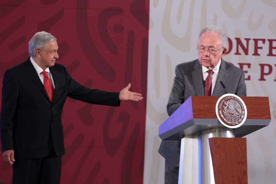 López Obrador y el secretario de Comunicaciones y Transportes, Javier Jiménez Espríu. (Jesús Quintanar)