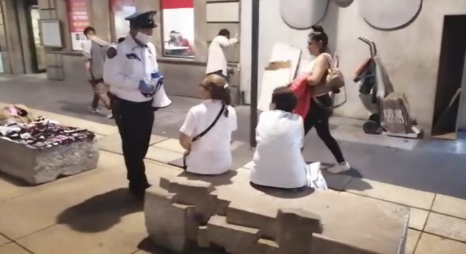 Policías solicitan a personas mantener una distancia de metro y medio en la calle de Madero, en el Centro Histórico (Especial)