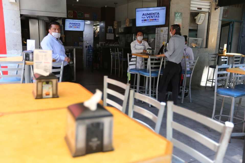 Restaurantes en Zona Rosa lucen casi vacíos debido a emergencia sanitaria. (Javier Ríos)