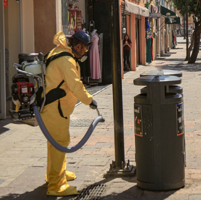 Sanitizan áreas de uso común en León por covid-19. Especial