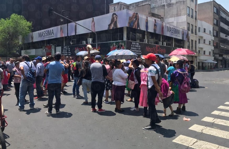 Artesanos indígenas cierran avenida 20 de Noviembre. | Jorge Becerril