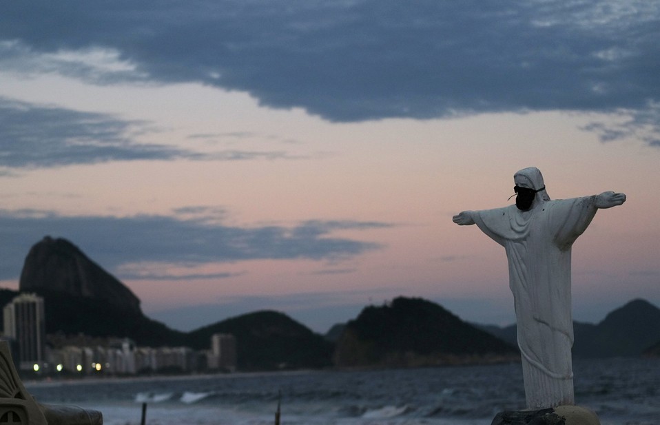 Brasil. Colocan cubrebocas a una estatua del Cristo Redentor hecha de arena. (Reuters)