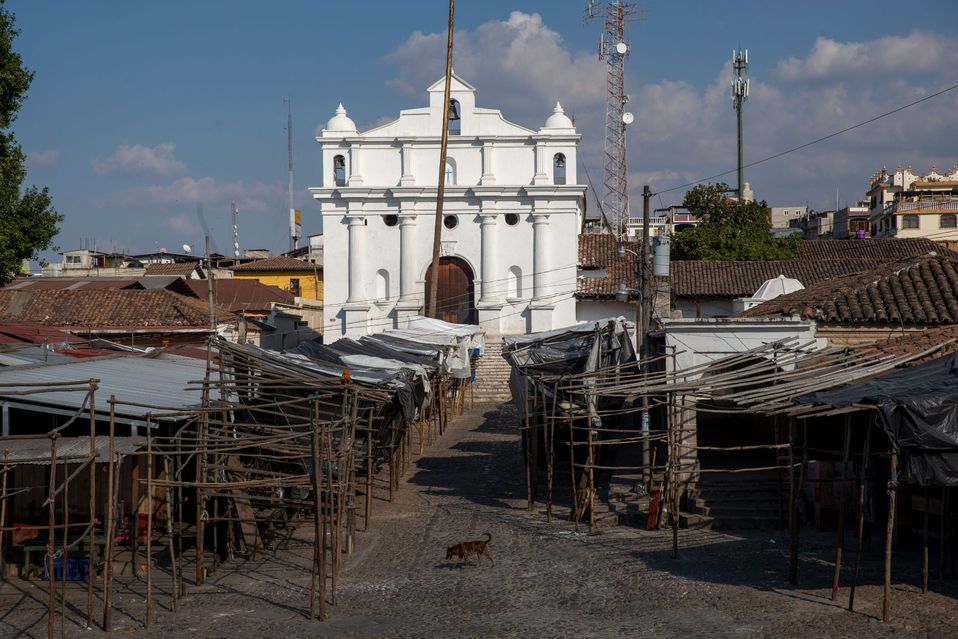 Guatemala. Un perro camina frente a un mercado cerrado por medidas de seguridad ante Covid-19. (AP)