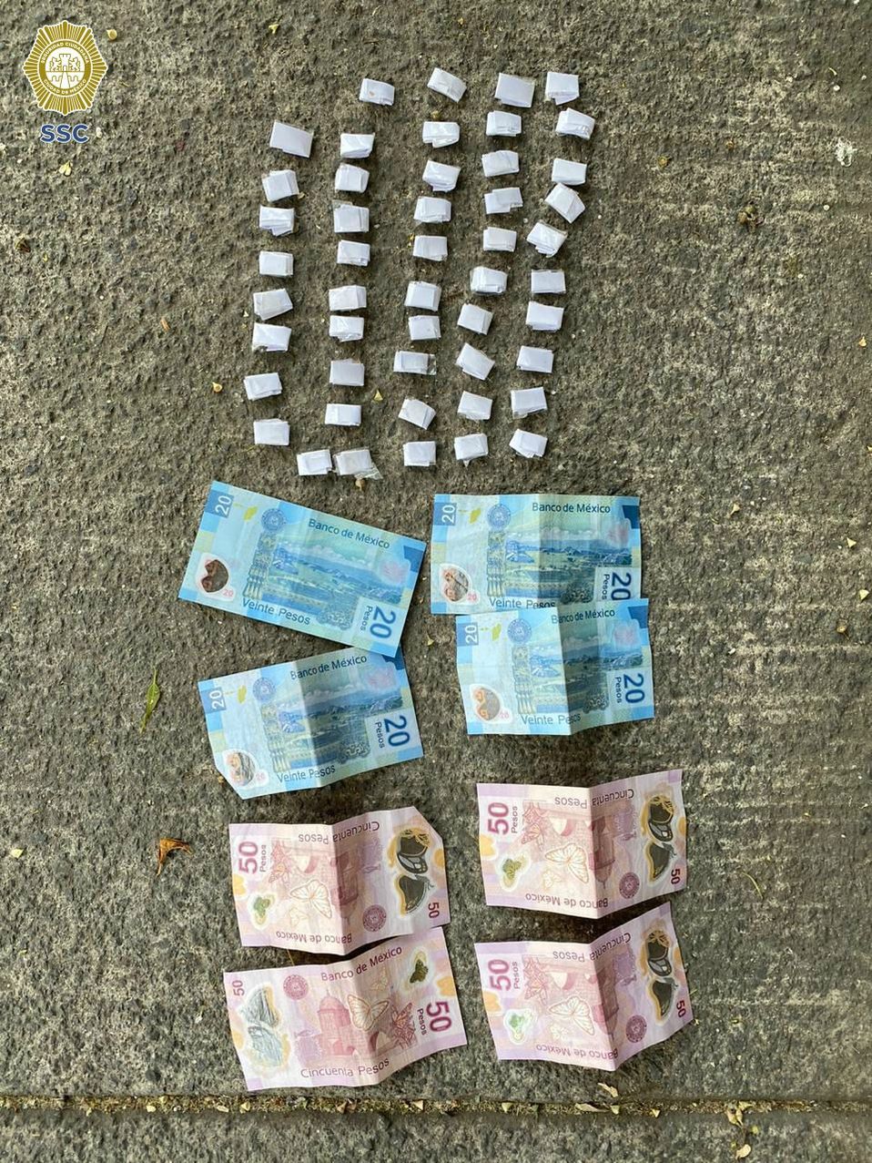 Les fueron asegurados 50 envoltorios con presunta droga. (Cortesía)