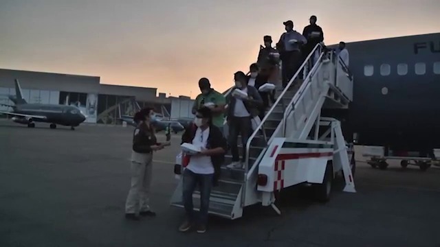 Mexicanos celebran regreso al país tras quedar varados en Cuba por Covid-19
